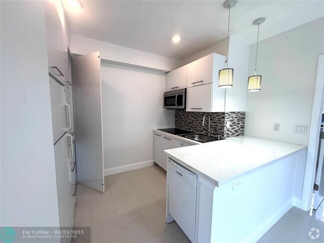 Building Photo - 207 SE 10th Ter Unit 4 Rental