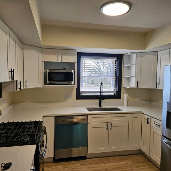 Photo - 1115 E Algonquin Rd