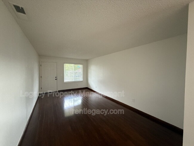 Photo - 2084 Quincy Ave