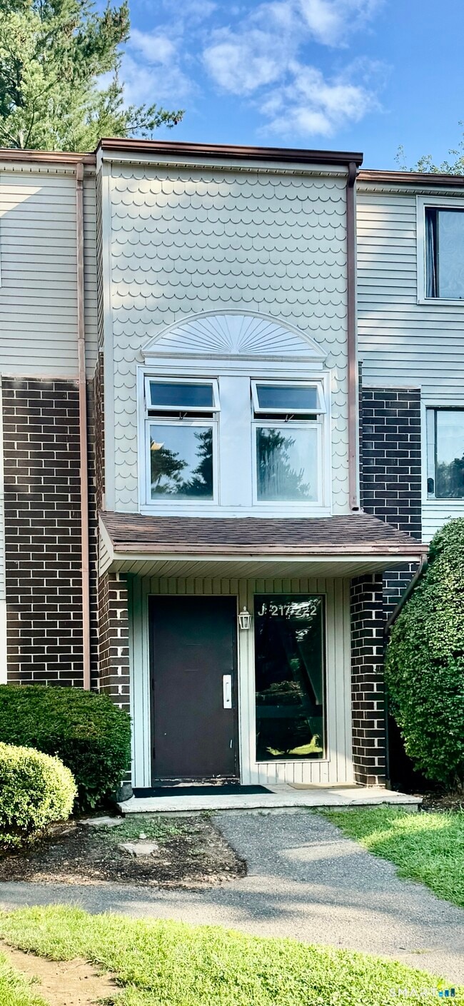 Building Photo - 7 Padanaram Rd Unit J221