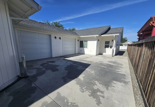 Building Photo - 3 Bedroom 2 Bathroom Duplex for Rent in Corning!