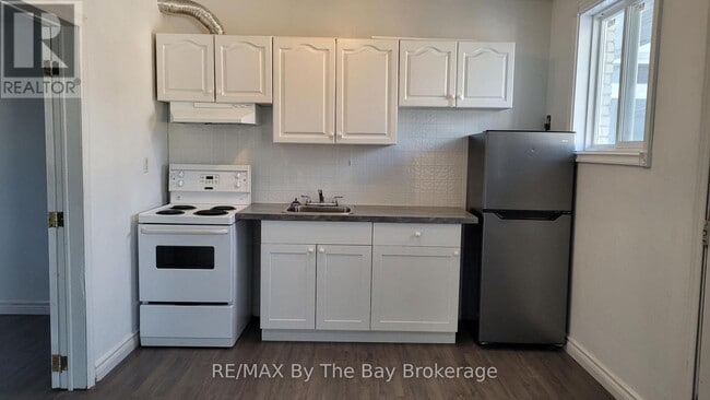 Photo - 280 River Rd E