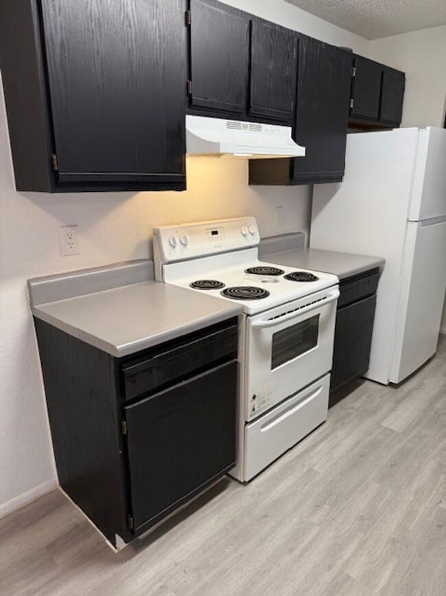 Building Photo - Large Two bedroom Condo Unit 957-202