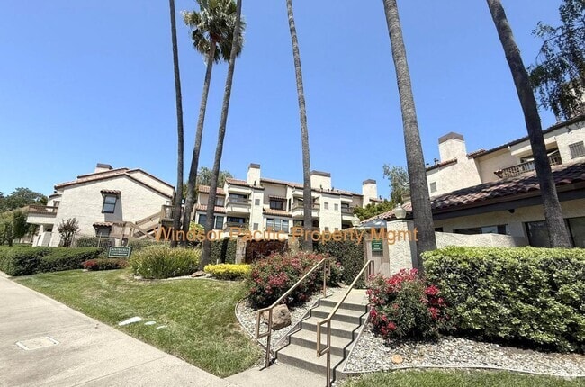 Building Photo - BRIGHT TOP FLOOR 2 BEDROOM CONDO ! Vaulted...