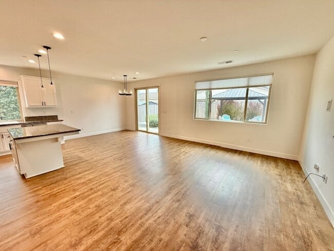 Photo - 3 Bedroom 2 Bathroom in NE Visalia!