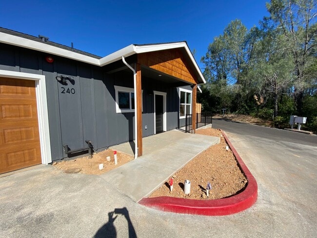 Building Photo - 240 Silver Bend Way