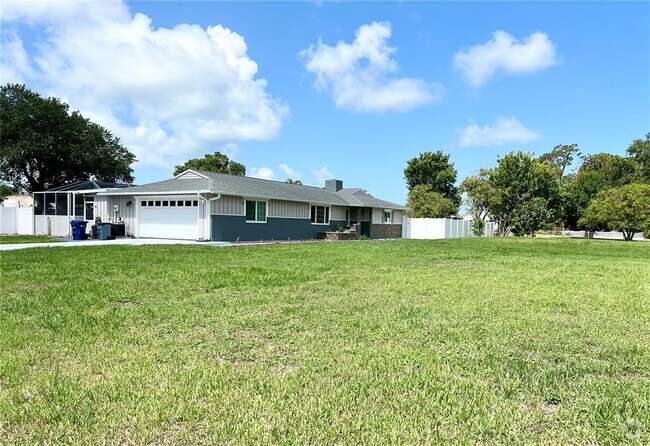 Building Photo - 2140 Pinehurst St Rental