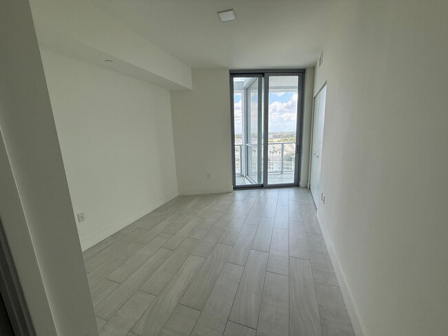 Photo - 2000 Metropica Wy Unidad 1109