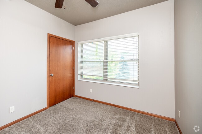 3BR, 2BA - 961 SF