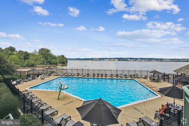 Building Photo - 501 Slaters Ln Unit 123 Rental
