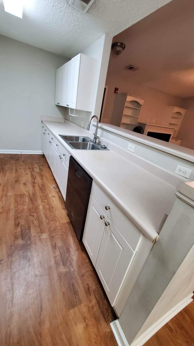 Kitchen - 121 McKenna Cir Unit 121