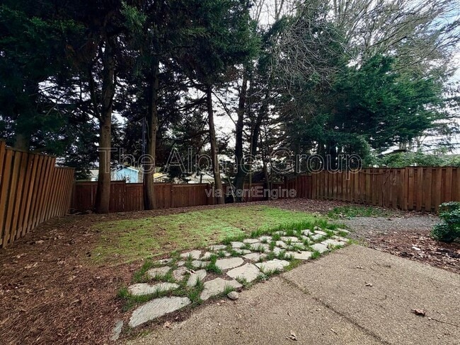 Photo - 958 SE Roundelay St