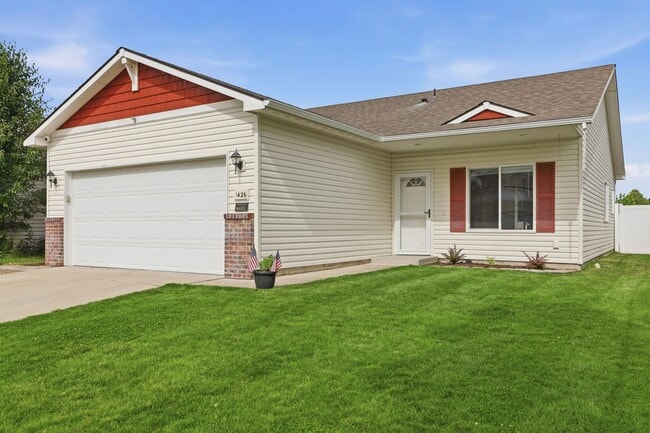 Building Photo - Private Community: Remodeled 3 bed 2 bath Rancher