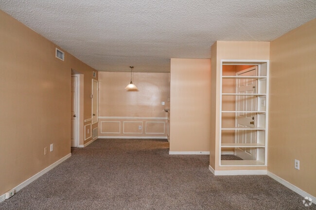 2BR, 2BA - 1040SF Willow - Dining Room - Hampton House