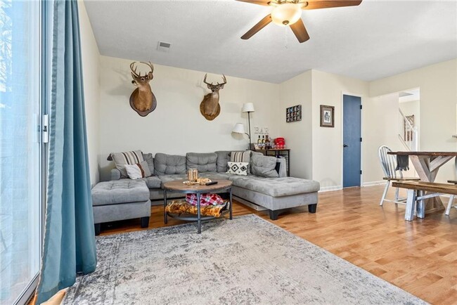 Photo - 1096 Chinook St