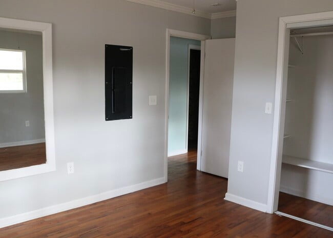 Photo - 1027 Woodward Cir SW