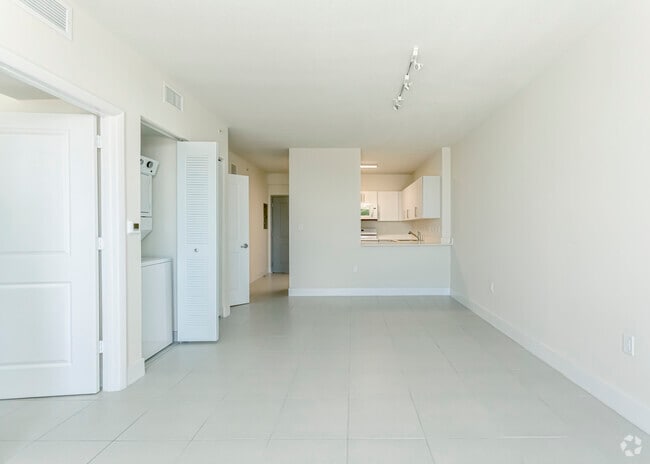 1 BDR + Den, 2 BA - 925 SF