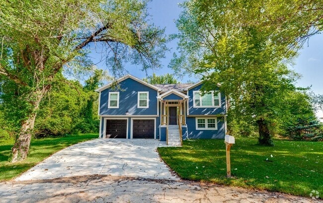Building Photo - Move-In Ready 4-Bedroom Beauty with Modern... Rental