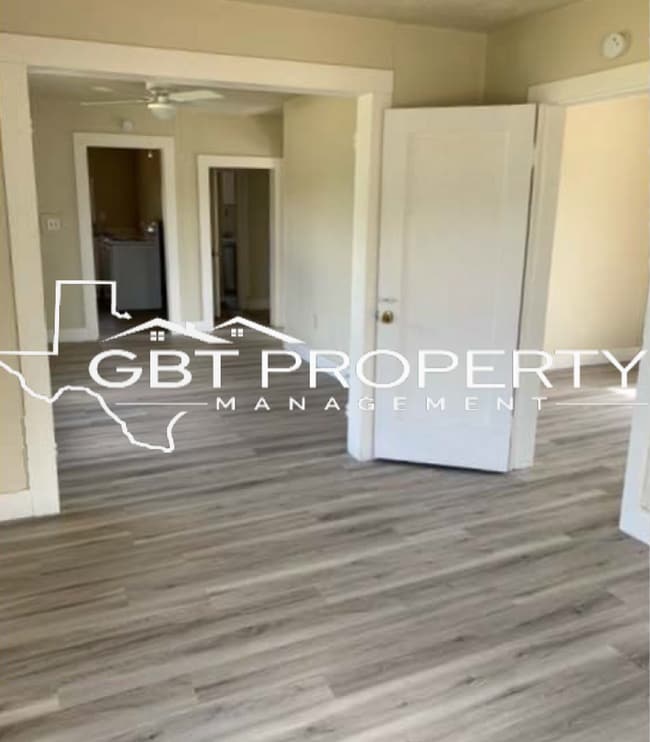 Building Photo - Single Family Home, Newly Renovated!