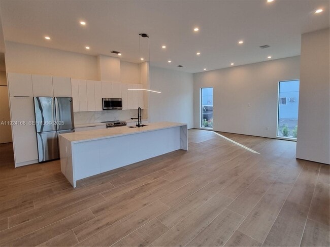 Photo - 810 NE 14th Pl