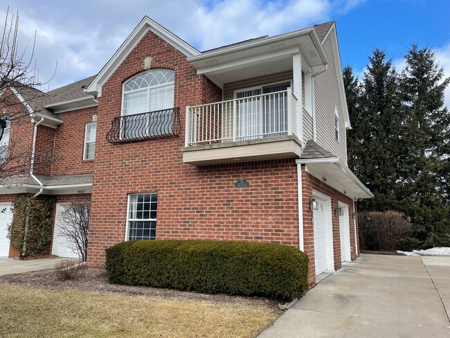 Shelby Twp 2-bedroom, 2-bath condo-style w... - Shelby Twp 2-bedroom, 2-bath condo-style w...