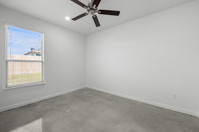 Photo - MOVE-IN SPECIAL: December and January rent FREE if moved in before February 1. Unidad A