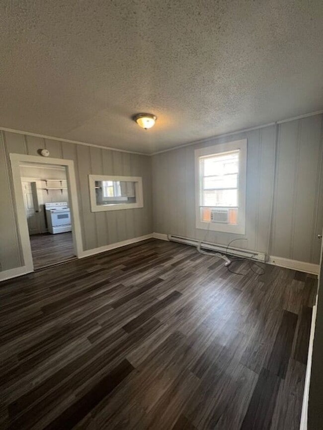 Photo - Beautiful 4 bedroom 1.5 bath House