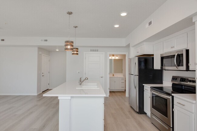 Photo - Now Leasing! Amazing Location, Community, ... Unidad E202