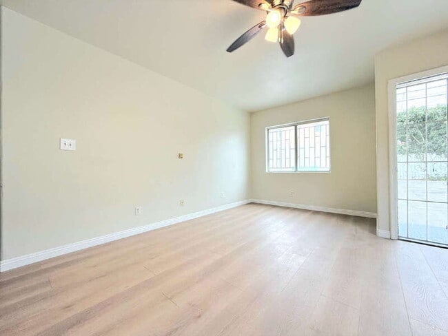 Building Photo - 1325 W 58th St Rental