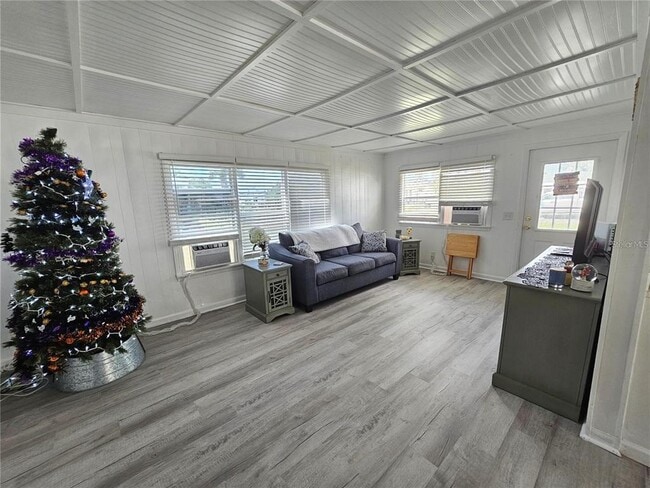 Photo - 321 4th St W