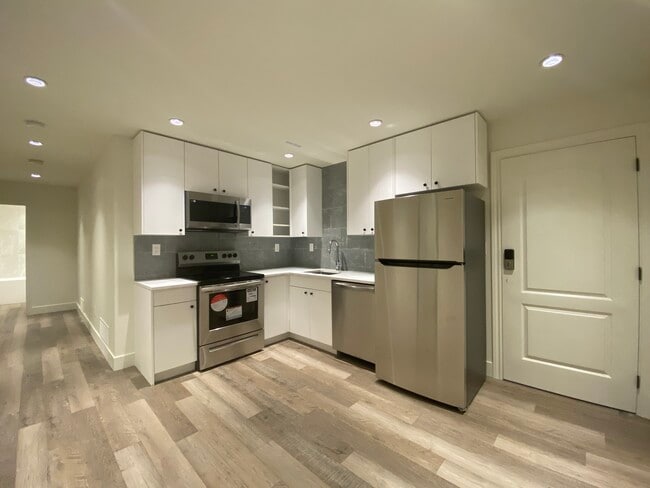 Photo - 15632 37 Av Unit Basement A