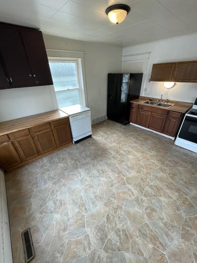 Photo - Click the “Apply Now” button or email wapmrentals@gmail.com for a prompt response.