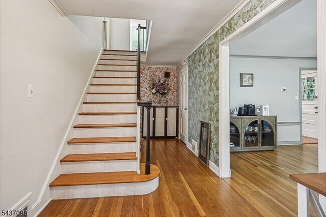 Photo - 305 Lupine Way