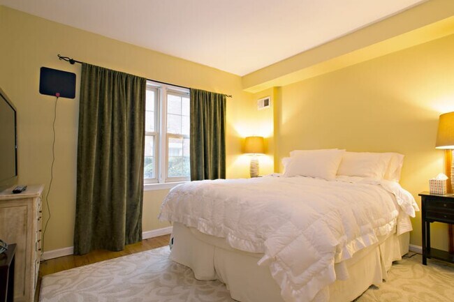 Photo - 4450 MacArthur Blvd NW Unidad 10A