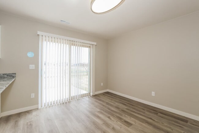 Photo - 485 River Way