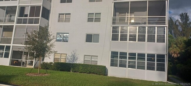 121 Sunrise Lakes Dr E Unit 121