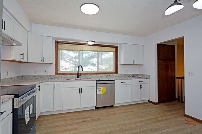 Photo - Beautifully Updated 3-Bed 2-Bath Home in Eden Prairie!