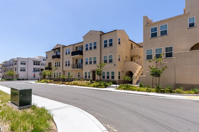 Building Photo - LIGHT & BRIGHT 2 BEDROOM W/GARAGE & LAUNDR... Unit 139
