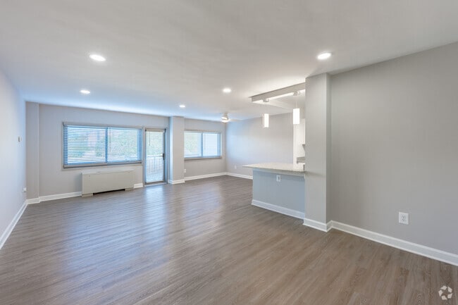 2BR, 2BA - 1088SF - Living Room