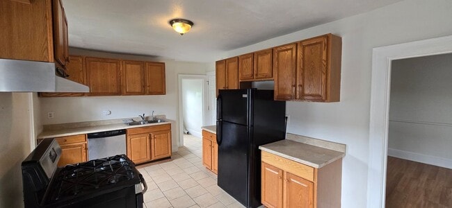 Building Photo - 479 Broad St Unit 3