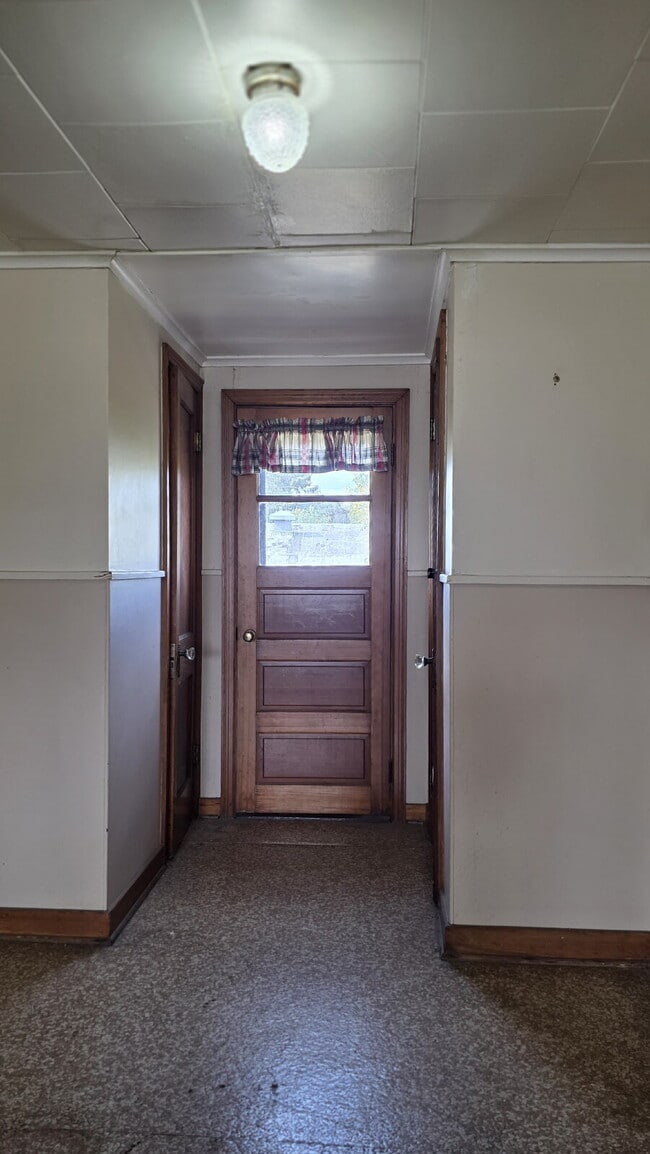 Photo - Large 2 Bedroom Upper Apartment in Menasha WI Unit 4