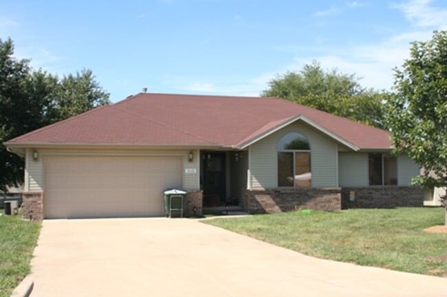 Building Photo - Beautiful 3 bedroom house in quiet mature neighborhood!