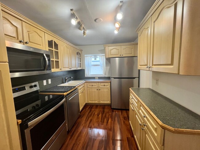 Building Photo - 245 18th St Rental