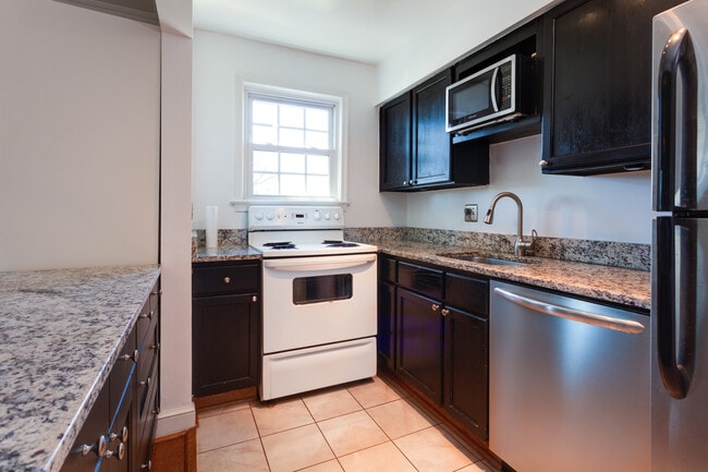 kitchen - 1303 S Walter Reed Dr Unit 202
