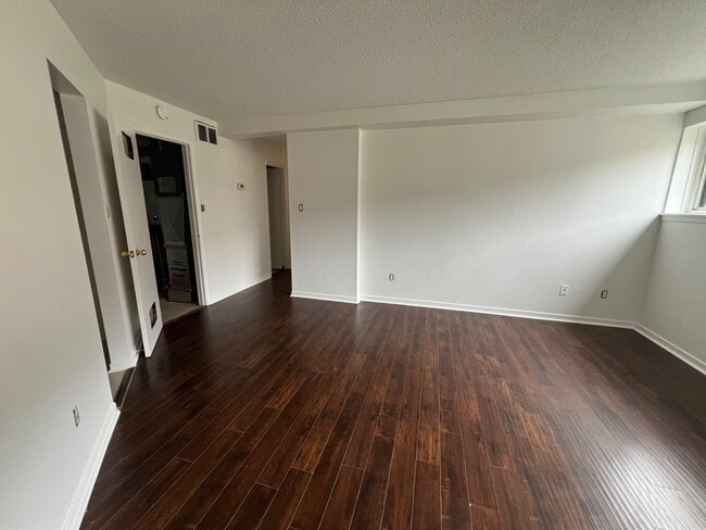 Photo - 1 Bedroom 1 Bath Lower Level Apartment available in Mississauga Unit 73