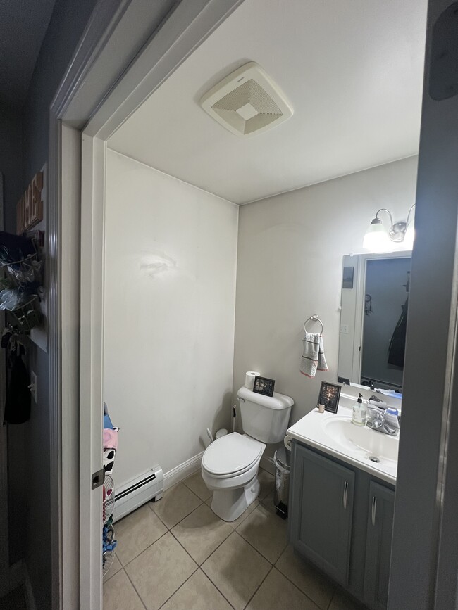Medio baño junto a la entrada, al lado de la sala de estar. - 7 Pleasant Woods Unidad 102