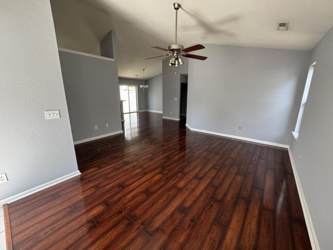 Photo - 884 Silvercrest Dr