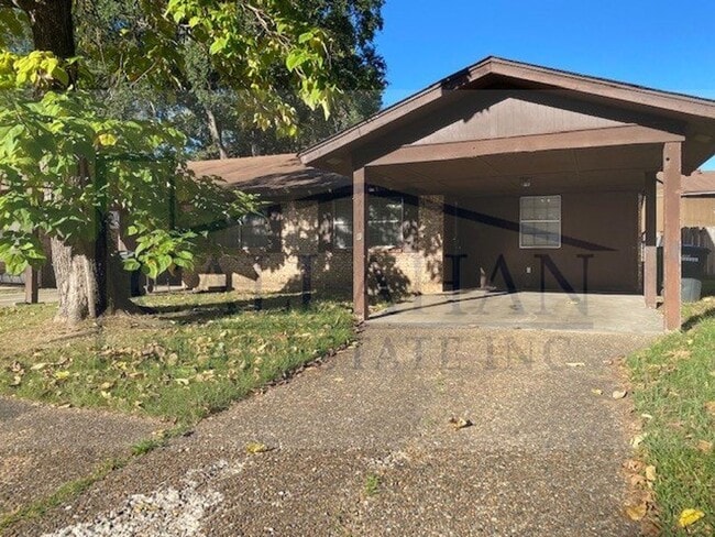 Building Photo - 8211 Woodview Dr N Unit B