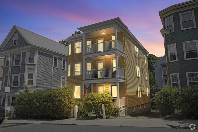 Building Photo - 72-72 Woodlawn St Rental