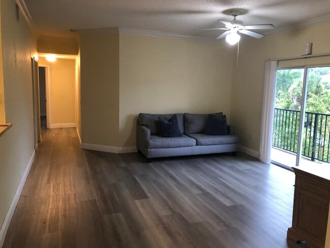 Photo - 330 Crestwood Cir Apartment Unit 303